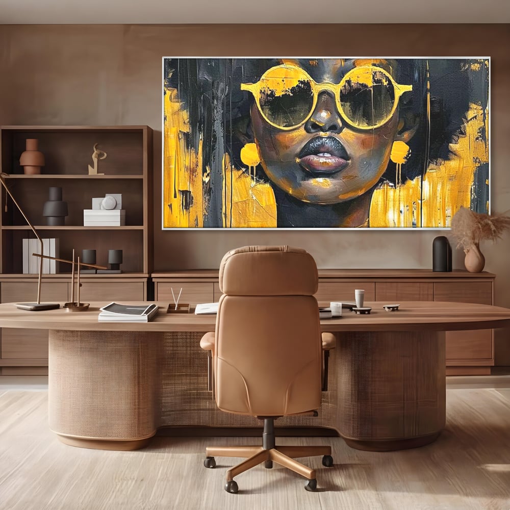 Tablou canvas cu tablou canvas cu femeie afro si ochelari, in rama de aluminiu argintiu, pe perete intr-un birou